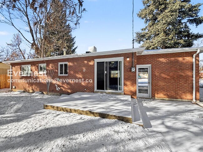 Building Photo - 4 Bed/3 Bath Home with Fenced Yard & Garage / Available Now!