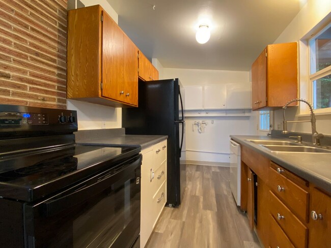 Building Photo - Des Moines Rambler w/ Large yard