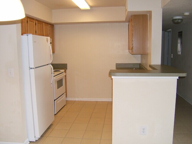 Building Photo - Spacious 1B/1B Unfurnished Condo near Beach in the Heart of Destin!
