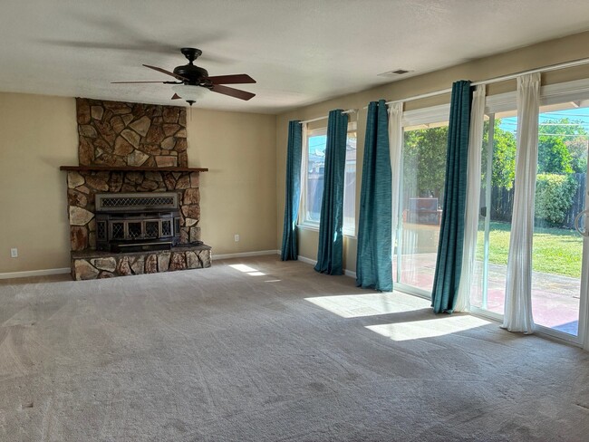 Building Photo - 3236 Rosemont Dr