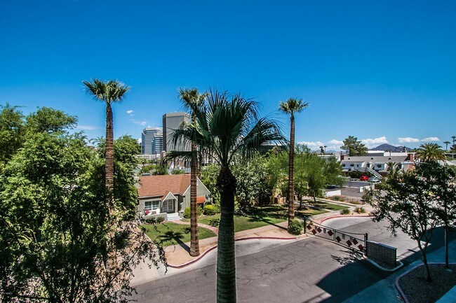 Building Photo - 17 W Vernon Ave