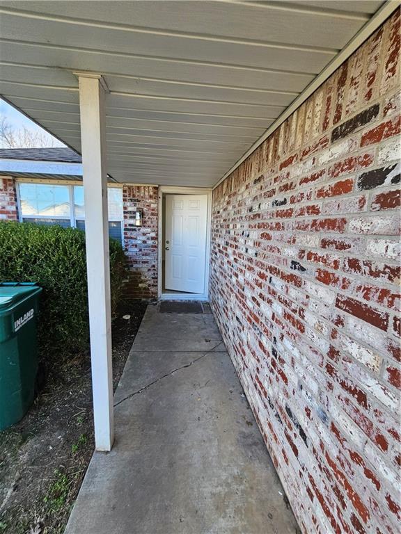 Building Photo - 2324 W Roselawn St