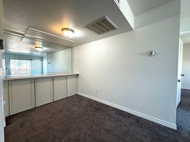 Building Photo - 8070 W Russell Rd