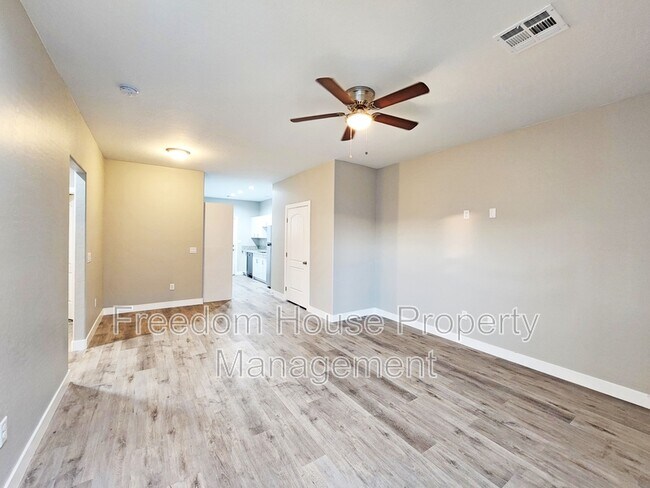 Building Photo - 1111 Sixshooter Ave