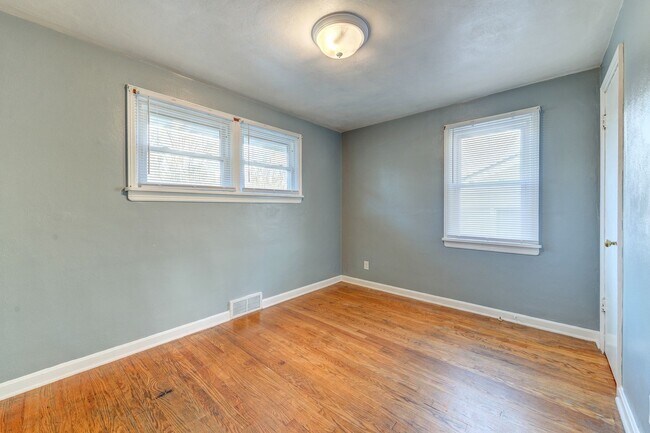 Building Photo - 3-Bedroom Home with Hardwood Floors & Fenced Yard in St. Louis