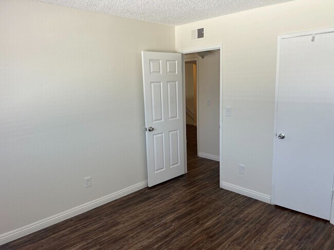 Building Photo - FARQUHAR 4081-4087