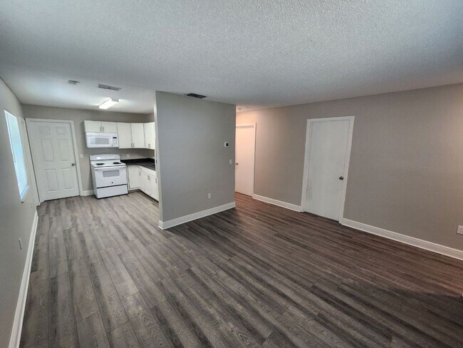 Building Photo - Housing Voucher Accepted -Upgraded 3 Bedroom 2 Bath - Minutes from Super Target and Publix