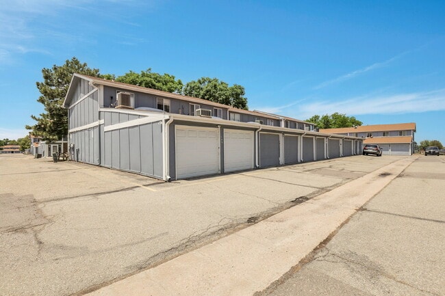 Building Photo - $1,995.00, 3 bed, 1.5 bath, located in Aur...