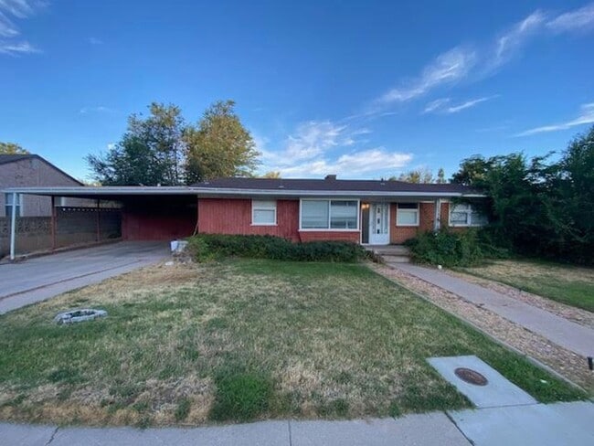 Primary Photo - Move in Discount! Charming Ranch Style Sin...