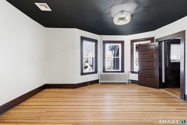 Building Photo - 198 Oxford St