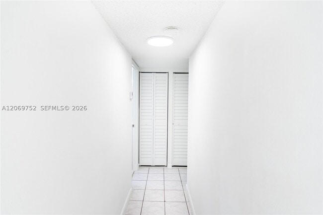 Building Photo - 9460 Fontainebleau Blvd