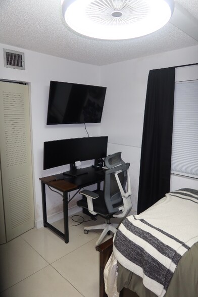 Building Photo - 906 SW 9th St Cir