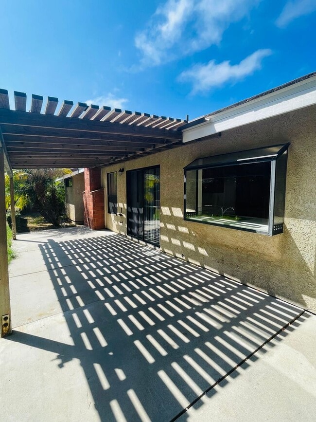 Building Photo - charming 3-bedroom, 2-bathroom home nestle...