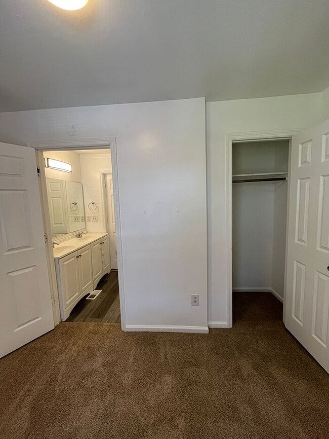 Building Photo - Spacious 4-Bedroom Duplex with Modern Amen...