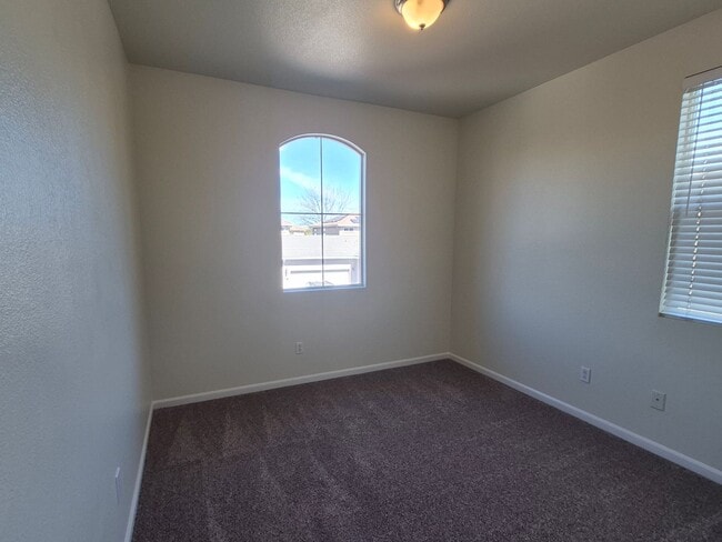 Building Photo - Adorable 3 bedroom 2.5 bath home with loft