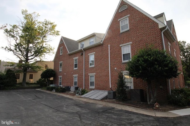 Building Photo - 147 E 3rd St