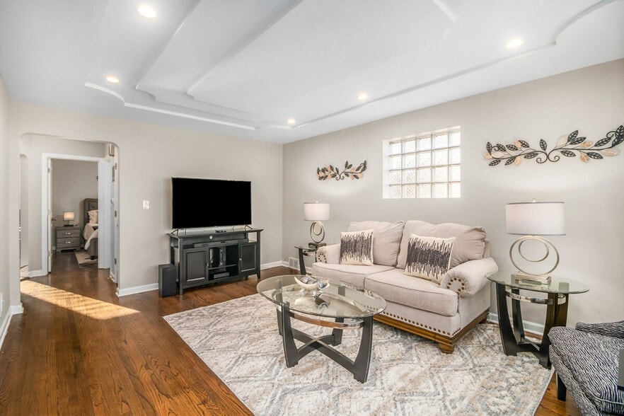 Primary Photo - 3800 S Harvey Ave