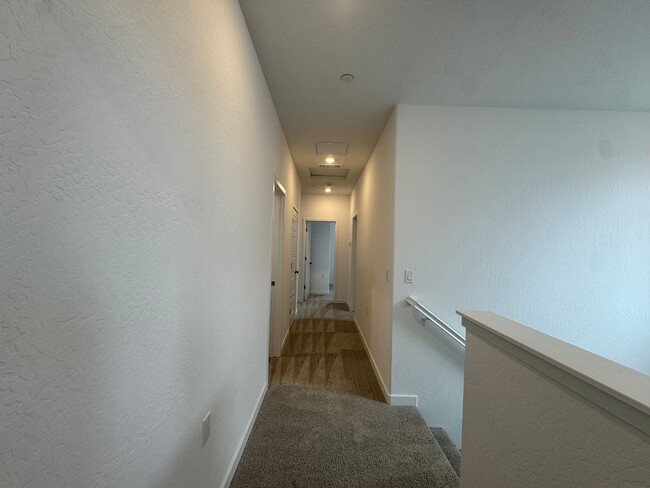 Building Photo - 997 Pioneer Dr W