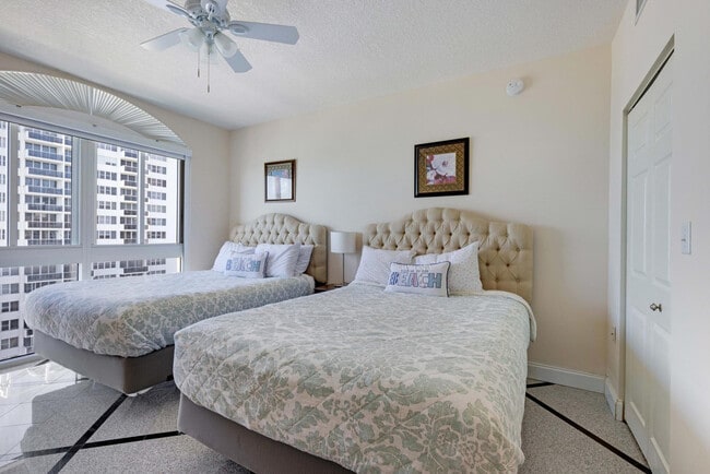 Building Photo - 2065 S Ocean Dr