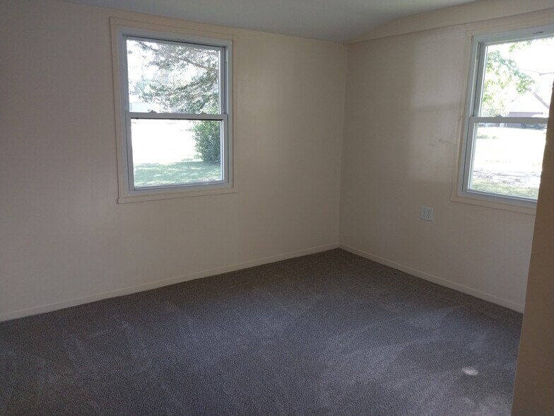 1st bedroom - 10506 Caddy Ln