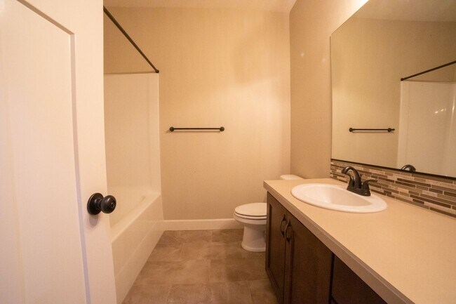 Building Photo - Beautiful Canby Custom Home!