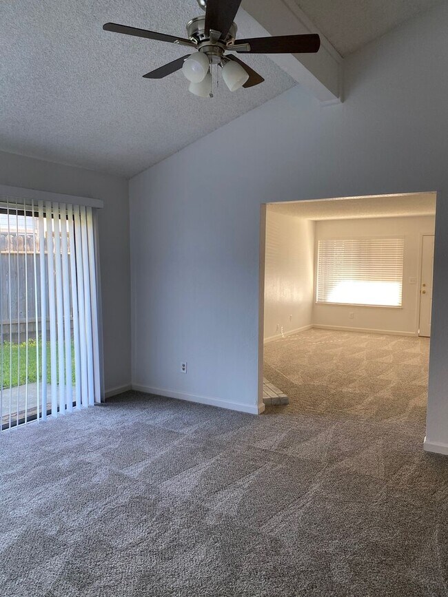 Building Photo - Spacious 2bd/2ba Fair Oaks Duplex with Garage