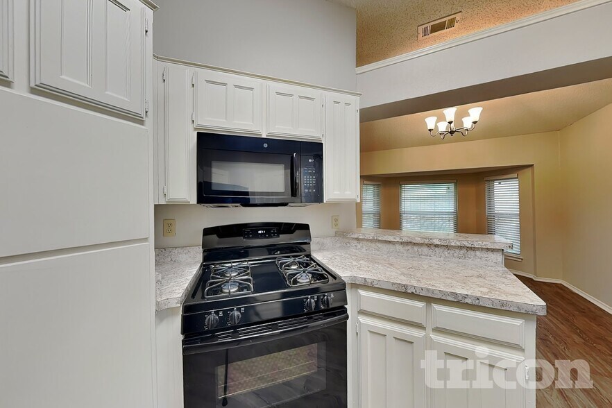 Building Photo - 2851 Linden Ln