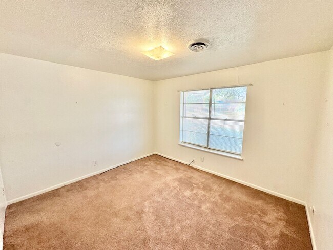 Building Photo - Charming 2 Bed 1 Bath Duplex - Walk to Sch...