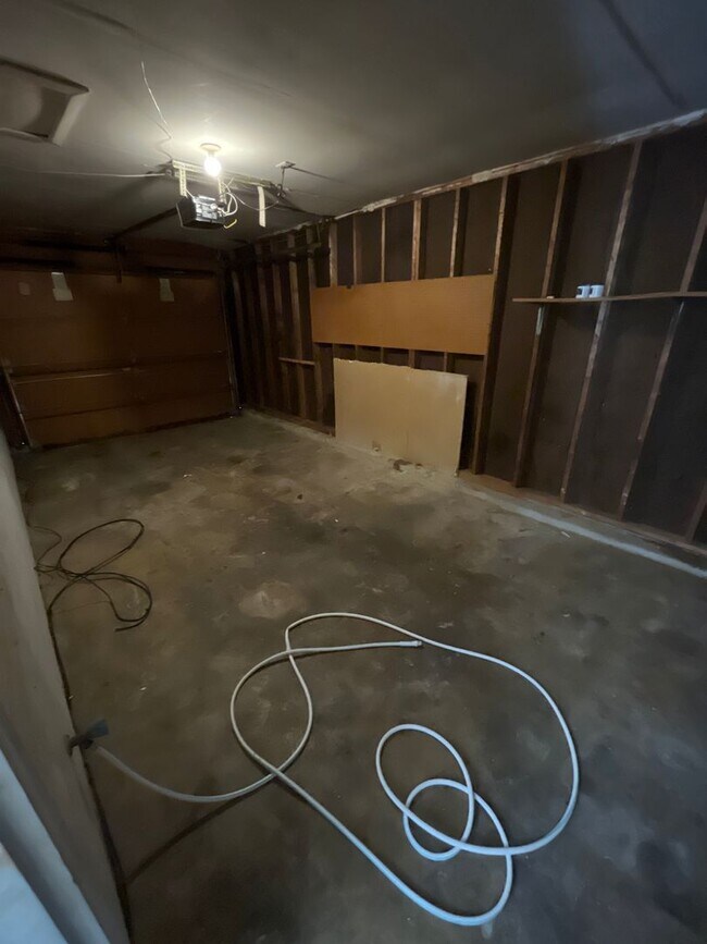 Building Photo - 3 Bedroom 1.5 Bathroom Single Family Home ...