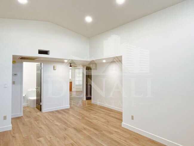 Building Photo - 6816 E Kings Ave