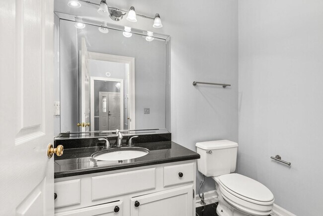 Building Photo - Townhome LOCATION!