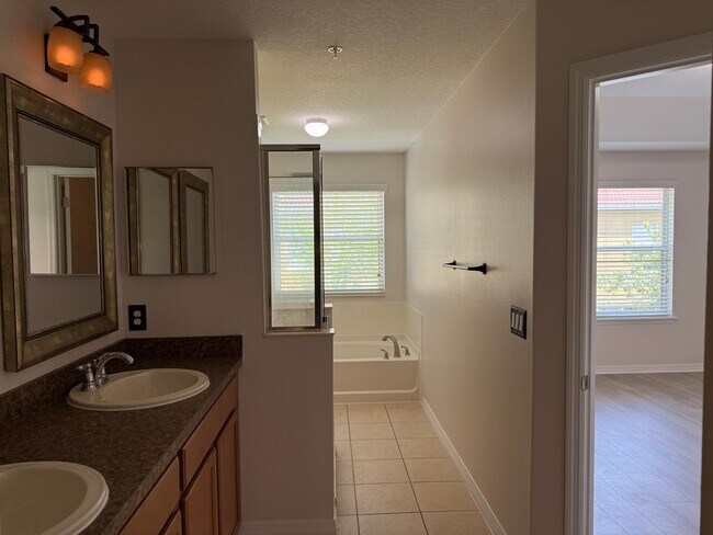 Building Photo - Come and Experience This Townhouse