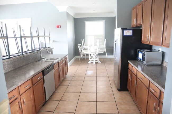 Building Photo - 8226 Green Parrot Rd