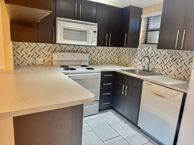 Building Photo - 8290 Lake Dr