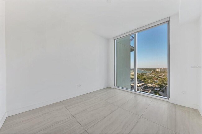 Building Photo - 301 QUAY Cmn