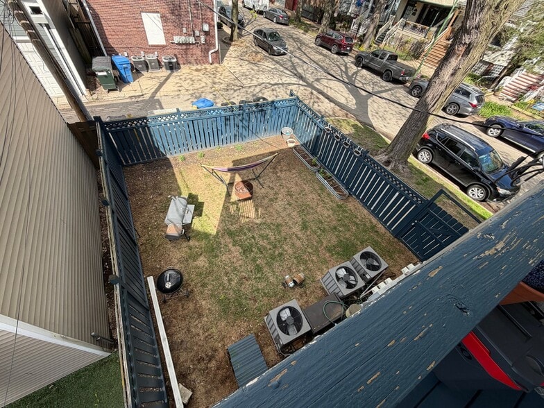Building Photo - 3858 N Hermitage Ave