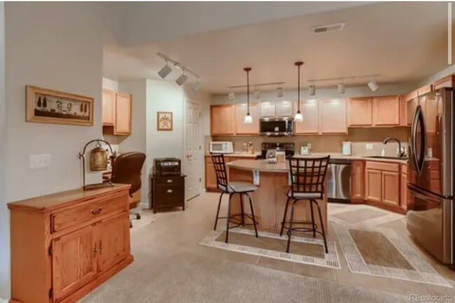 Building Photo - 22940 E Roxbury Dr