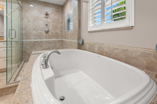 Building Photo - 762 SE River Ln