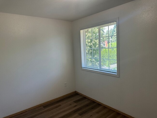 Building Photo - Freshly updated 3 bedroom 2 bathroom duple...