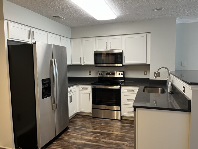 Building Photo - Charming 2 Bed Townhouse with 2.5 Baths in...