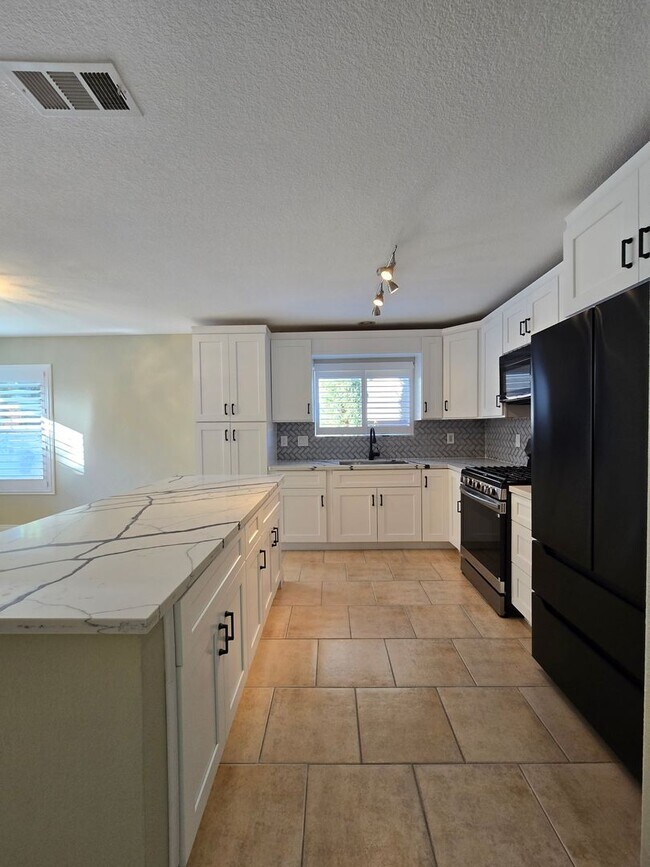 Building Photo - A Fabulous 4 Bedroom Home in Peccole Ranch