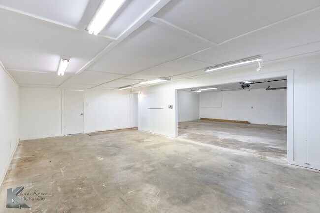 Building Photo - 3 bed, 1.5 bath, XL living room, XL garage...