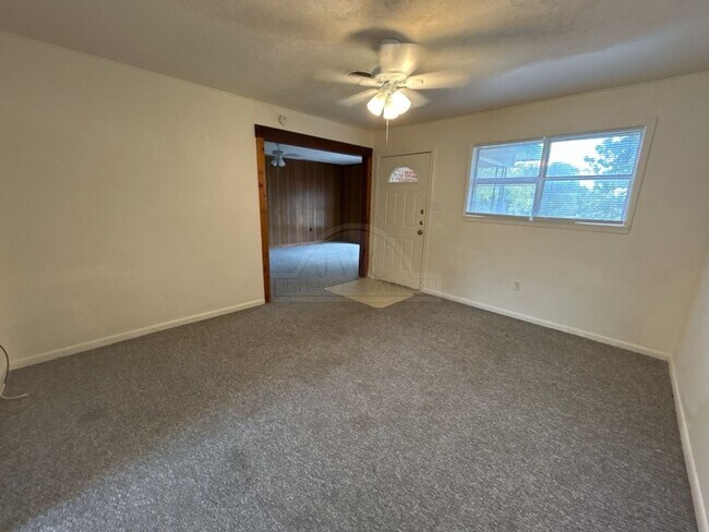 Building Photo - 2134 Circle Dr