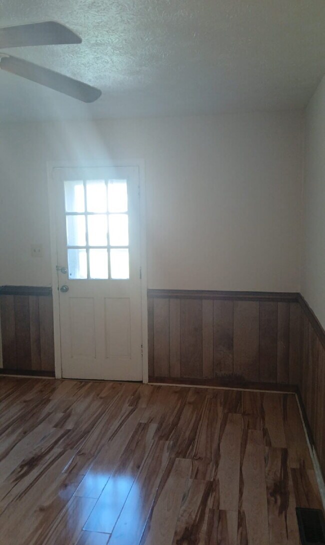 Building Photo - Country Living Feel near Restaurants and S...
