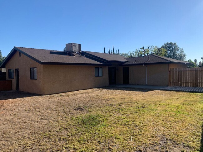 Building Photo - Clean & Updated 3-Bedroom Home in Southwest Bakersfield – Available Now!
