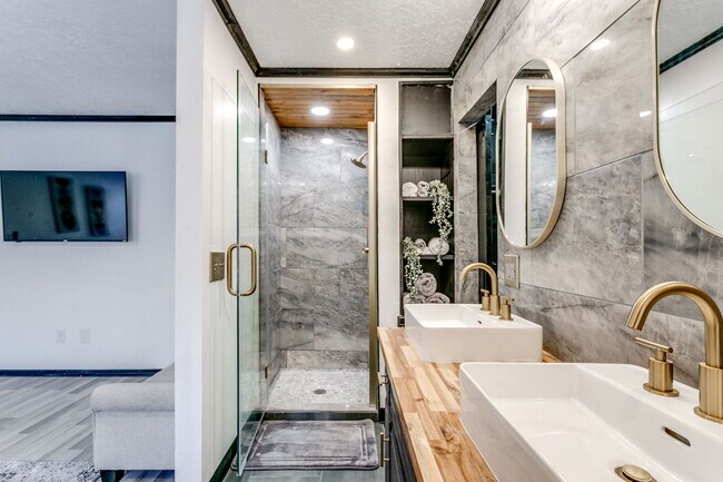 Building Photo - 1521 E Main St