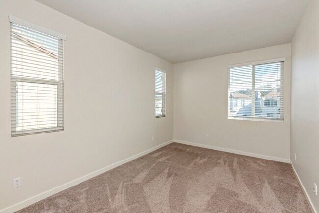 Building Photo - Comfort Meets Coastal Living 4 Bed 2.5 Bath in Oceanside!