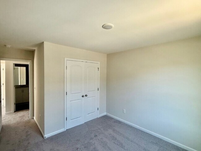 Building Photo - Two bedroom, 2.5 bath townhome with loft in Ridge Creek, Whitsett