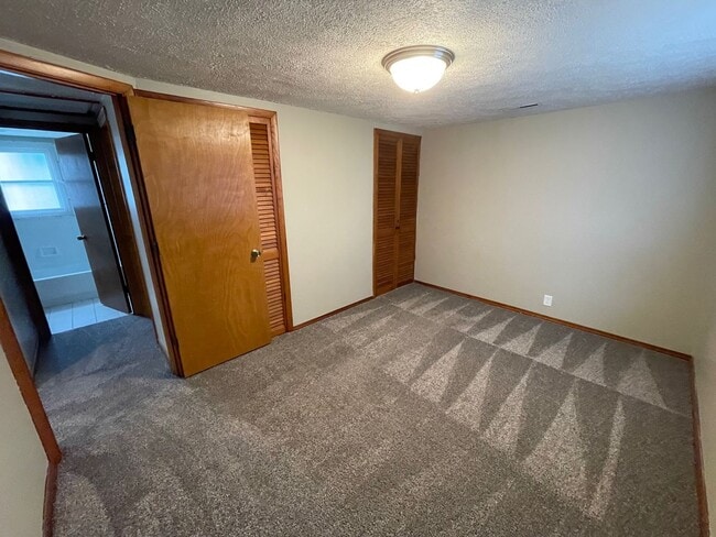 Building Photo - Two Bedroom House with 1 Car Garage in Gre...