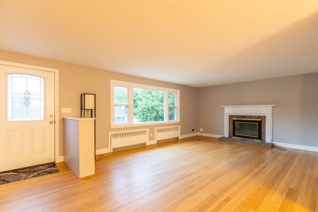 Building Photo - 3 Bedroom, 2 Bathroom home with Finished B...